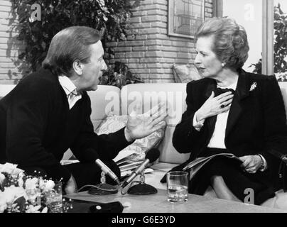 Politik - David Frost Interviewt Margaret Thatcher - London. David Frost interviewt die Premierministerin Margaret Thatcher in den TV-am-Studios in London. Stockfoto