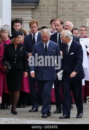 Der Prinz von Wales in Begleitung der Herzogin von Cornwall, des Herzogs von Cambridge und Prinz Harry kommen zur Beerdigung von Hugh van Cutsem in der Kathedrale von Saint Mary and Saint Helen in Brentwood, Essex, an. Stockfoto