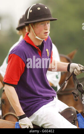 Prinz Harry, der jüngste Sohn des Prinzen von Wales, spielt mit seinem Vater im Guards Club im Windsor Great Park Polo. Das Team des Prince of Wales spielte das Team des GCC (Gulf Co-Operation Council) und gewann das Spiel mit 5:3. * 27/06/03 Prinz Harry wurde zum Kapitän des England Schools Polo-Teams für eine internationale gegen Frankreich ernannt. Harry, bekannt als begeisterter und wettbewerbsfähiger Polospieler, wurde von Hunderten von jungen Spielern im ganzen Land ausgewählt, um das Team bei seinem Debüt zu führen. Stockfoto