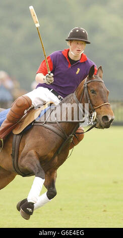 Prinz Harry, der jüngste Sohn des Prinzen von Wales, spielt Polo mit seinem Vater im Guards Club im Windsor Great Park. Stockfoto