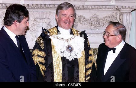 Kanzler Gordon Brown (links), mit dem Oberbürgermeister von London, Gavyn Arthur (Mitte) und dem Gouverneur der Bank of England, Sir Edward George. Alle drei waren dort für das Lord Mayors Dinner im Mansion House, in der City of London. Stockfoto