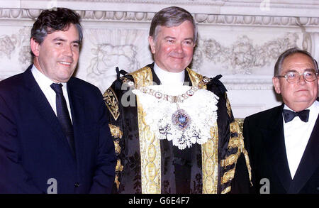 Kanzler Gordon Brown (links), mit dem Oberbürgermeister von London, Gavyn Arthur (Mitte) und dem Gouverneur der Bank of England, Sir Edward George. Alle drei waren dort für das Lord Mayors Dinner im Mansion House, in der City of London. Stockfoto