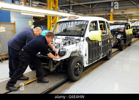 Eine allgemeine Sicht der Produktion von TX4 London Taxi bei der London Taxi Company, Coventry, wie nach der erfolgreichen Übernahme durch Geely Automobile Holdings im Februar, die London Taxi Company Produktion des berühmten schwarzen Fahrerhauses, wird in seinem Werk Coventry wieder. Stockfoto