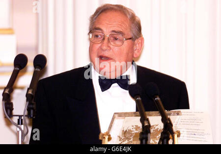 Sir Edward George, Gouverneur der Bank of England, spricht zum Abendessen des Oberbürgermeisters. Er sprach vor einer Audienz von Kaufmannsbankern im Mansion House in der City of London. Stockfoto