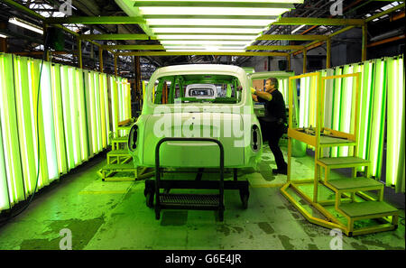 Eine allgemeine Sicht der Produktion von TX4 London Taxi bei der London Taxi Company, Coventry, wie nach der erfolgreichen Übernahme durch Geely Automobile Holdings im Februar, die London Taxi Company Produktion des berühmten schwarzen Fahrerhauses, wird in seinem Werk Coventry wieder. Stockfoto