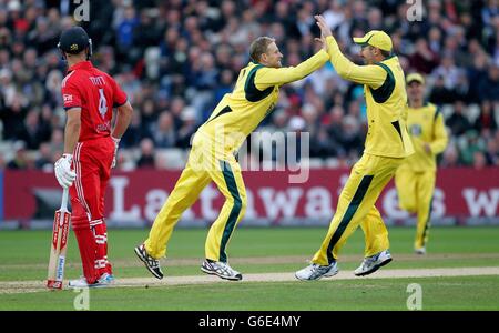 Der Australier Adam Voges (links) feiert mit Shaun March (rechts) beim dritten One Day International in Edgbaston, Birmingham, das Dickicht von Englands Joe Root. Stockfoto