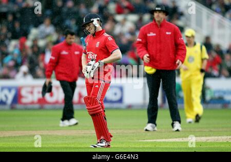 Cricket - NatWest One Day International Series - Third One Day International - England / Australien - Edgbaston. Der englische Eoin Morgan kommt ins Spiel, als der Regen während des dritten One Day International in Edgbaston, Birmingham, aufhört zu spielen. Stockfoto