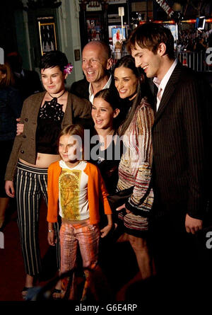 Bruce Willis (2. Links) und seine Ex-Frau Demi Moore (2. Rechts) und ihre Kinder Rumer (links), Scout und Tallulah (vorne in der Mitte) und Schauspieler Ashton Kutcher (rechts) kommen zur Premiere von Charlie's Angels 2: Full Throttle im Grauman's Chinese Theatre, in Hollywood, Los Angeles. Stockfoto