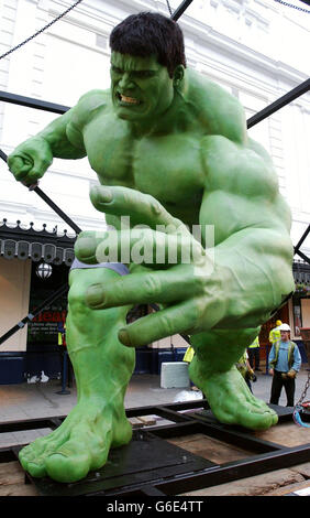 Eine 1.5 Tonnen schwere, 7 Fuß breite, 15 Fuß hohe Statue des „Hulk“ vor Madame Tussaud's in London, bevor sie durch das Dach in die Attraktion gehoben wurde, da sie nicht durch die Türen passte. * der Hulk wird das Herzstück einer neuen interaktiven Erfahrung bei Madame Tussauds bilden, die am 3. Juli 2003 eröffnet und mit der britischen Veröffentlichung des Films am 18. Juli 2003 in Verbindung steht. PA Foto von Ian West Stockfoto