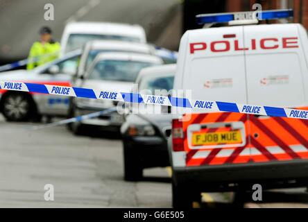 Polizei am Tatort in der Kent Street, Leicester, wo gestern ein Mann angegriffen wurde und später starb. Die Polizei sagte, dass sie eine Verbindung mit dem Mord an einem Hausbrand in Wood Hill, wo A und ihre drei Kinder getötet wurden, nicht ausschließen können. Stockfoto