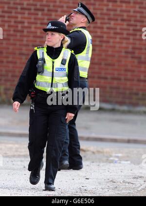 Polizei am Tatort in der Kent Street, Leicester, wo gestern ein Mann angegriffen wurde und später starb. Die Polizei sagte, dass sie eine Verbindung mit dem Mord an einem Hausbrand in Wood Hill, wo A und ihre drei Kinder getötet wurden, nicht ausschließen können. Stockfoto