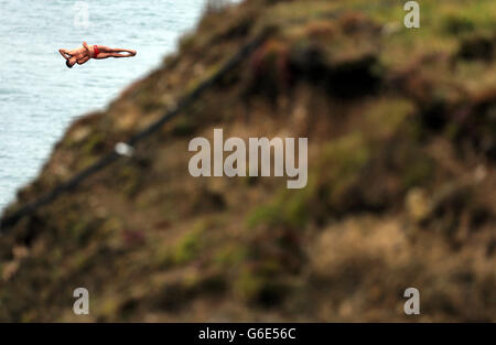 Mexikos Jonathan Paredes während des ersten Tages der Red Bull Cliff Diving World Series in der Blue Lagoon in Abereiddy. Stockfoto