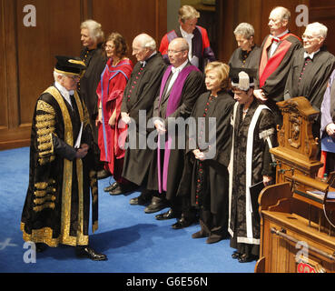 Ehemalige US-Außenministerin Hillary Clinton (zweite rechts) mit der Kanzlerin der St Andrews University Menzies Campbell (links), bevor sie von der St Andrews University den Ehrendoktortitel erhielt. Stockfoto