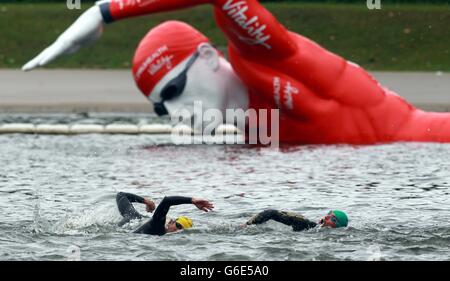 Athleten während der Schwimmstrecke des Pruhoyse-Paratriathlons im Hyde Park, London. Stockfoto