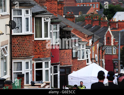 Die Szene eines Hausfeuers auf Wood Hill, in der Spinney Hills Gegend von Leicester, die das Leben von vier Menschen forderte. Stockfoto