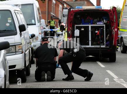 Die Polizei, die in der Nähe des Brands eines Hauses auf Wood Hill in der Gegend von Spinney Hills in Leicester eine Durchsuchung durchmachte, forderte das Leben von vier Personen. Stockfoto