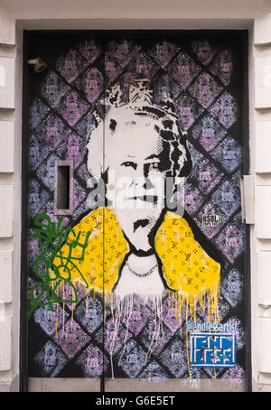 Graffiti an einer Tür, die Queen Elizabeth II, Großbritanniens längsten regierenden Monarchen. Stockfoto