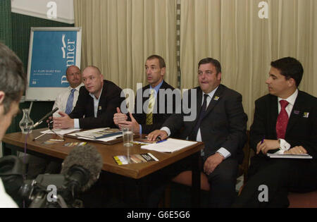 Von links - RMT-Generalsekretär Bob Crow, CWU-Stellvertretender Generalsekretär Dave ward, Alan Simpson MP, ASLEF-Generalsekretär Mick Rix und TSSA-Kommunikationsleiter Mike Katz nehmen an einer Pressekonferenz im Zentrum von London Teil. * ... als Gewerkschaftsführer eine Kampagne gestartet, um die Royal Mail zu überzeugen, umstrittene Pläne zu überdenken, Posttransport auf der Schiene zu stoppen. Die Postgruppe teilte Anfang dieses Monats mit, dass die Postzüge ab Juli auslaufen und im März im Rahmen einer Kostensenkungsmaßnahme insgesamt eingestellt werden, wobei alle Poststücke auf der Straße und in der Luft verteilt werden, was zu Einsparungen führen wird Stockfoto