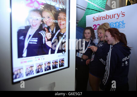 Die Volleyball-Spielerin Claudia Henry und ihre Teamkollegen testen den Photoooth am zweiten Tag der Sainsbury's 2013 School Games im English Institute of Sport, Sheffield. DRÜCKEN Sie VERBANDSFOTO. Bilddatum: Freitag, 13. September 2013. Bildnachweis sollte lauten: Chris Radburn/PA Wire Stockfoto