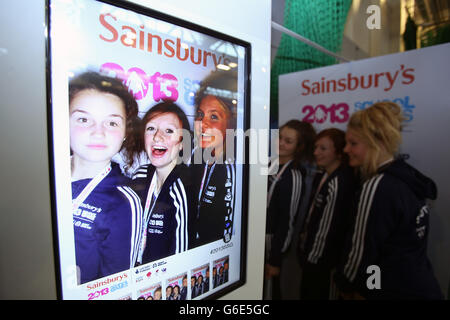 Die Volleyball-Spielerin Claudia Henry und ihre Teamkollegen testen den Photoooth am zweiten Tag der Sainsbury's 2013 School Games im English Institute of Sport, Sheffield. DRÜCKEN Sie VERBANDSFOTO. Bilddatum: Freitag, 13. September 2013. Bildnachweis sollte lauten: Chris Radburn/PA Wire Stockfoto