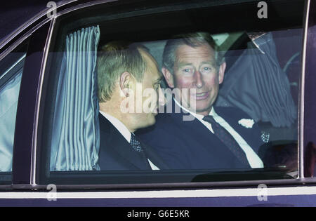 Der russische Präsident Vladimir Putin (rechts) wird zu Beginn seines Staatsbesuchs am Londoner Flughafen Heathrow vom Prince of Wales begrüßt. Es ist der erste Staatsbesuch eines russischen Führers seit den Tagen der Zaren. Stockfoto