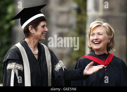 Hillary Clinton mit der Direktorin und Vizekanzlerin der St Andrews University, Professorin Louise Richardson (links), nachdem sie einen Ehrendoktortitel von der St Andrews University erhalten hatte. Stockfoto