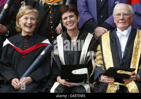 Hillary Clinton ist abgebildet (links) mit der Kanzlerin der St Andrews University Menzies Campbell (rechts) und der Direktorin der St Andrews University und Vizekanzlerin Professor Louise Richardson (Mitte), nachdem sie einen Ehrendoktortitel von der St Andrews University erhalten hat. Stockfoto