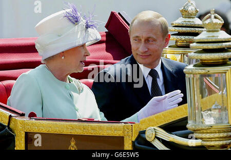 Die britische Königin Elizabeth II. Und der russische Präsident Wladimir Putin treffen am ersten Tag seines Staatsbesuchs bei der Horse Guards Parade in London ein. Es ist der erste Staatsbesuch eines russischen Führers seit den Tagen der Zaren. Stockfoto