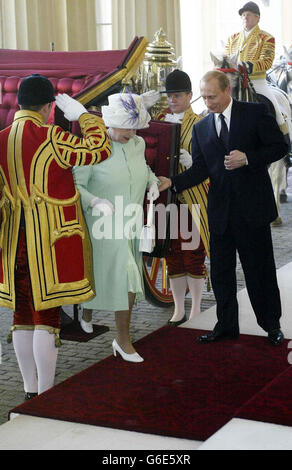 Die britische Königin Elizabeth II. Und der russische Präsident Wladimir Putin treffen am ersten Tag seines Staatsbesuchs am Buckingham Palace in London ein. Es ist der erste Staatsbesuch eines russischen Führers seit den Tagen der Zaren. Stockfoto