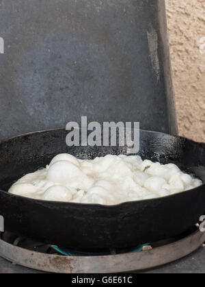 Navajo Frau bereitet Braten Brot, Farmington, New mexico. Stockfoto