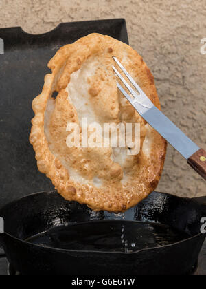 Navajo Frau bereitet Braten Brot, Farmington, New mexico. Stockfoto