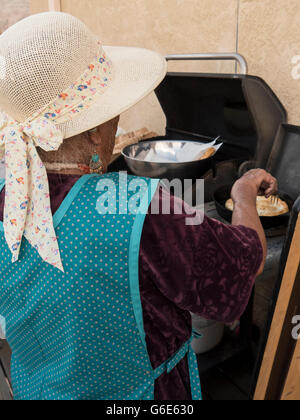 Navajo Frau bereitet Braten Brot, Farmington, New mexico. Stockfoto