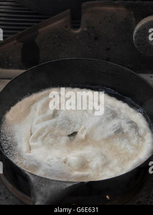 Navajo Frau bereitet Braten Brot, Farmington, New mexico. Stockfoto