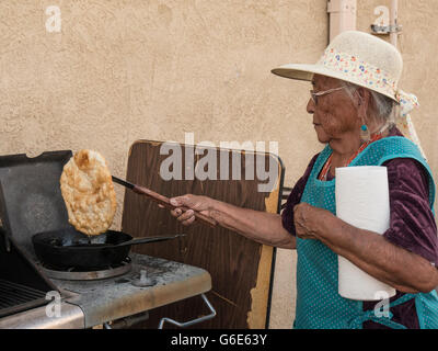 Navajo Frau bereitet Braten Brot, Farmington, New mexico. Stockfoto