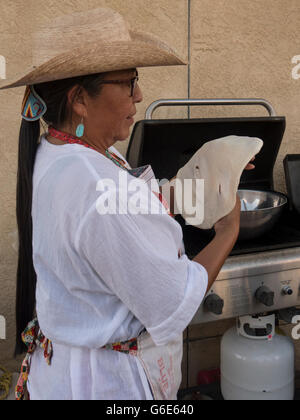 Navajo Frau bereitet Braten Brot, Farmington, New mexico. Stockfoto