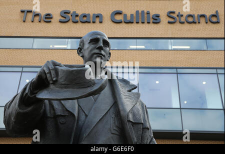 Eine Statue des ehemaligen Managers Stan Cullis von Wolverhampton Wanaderers vor dem nach ihm benannten Stand vor dem Sky Bet League One-Spiel im Molineux, Wolverhampton. DRÜCKEN SIE VERBANDSFOTO. Bilddatum: Samstag, 14. September 2013. Siehe PA Geschichte SOCCER Wolves. Das Foto sollte lauten: Nick Potts/PA Wire. EINSCHRÄNKUNGEN: Maximal 45 Bilder während eines Matches. Keine Videoemulation oder Promotion als „live“. Keine Verwendung in Spielen, Wettbewerben, Werbeartikeln, Wetten oder Einzelclub/Spielerservies. Keine Verwendung mit inoffiziellen Audio-, Video-, Daten-, Spiele- oder Club/League-Logos. Stockfoto