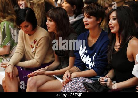 (Von links nach rechts) Leigh Lezark, Alexa Chung, Pixie Geldof und Daisy Lowe in der ersten Reihe während der House of Holland Spring/Summer 2014 Show im BFC Showspace, Somerset House, London im Rahmen der London Fashion Week. Ankunft im House of Holland Spring/Summer 2014 Show im BFC Showspace, Somerset House, London im Rahmen der London Fashion Week. Stockfoto