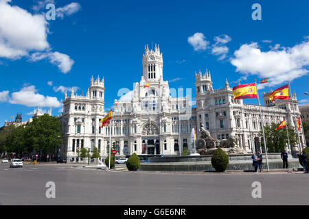 Kybele-Palast (Rathaus) mit "Flüchtlinge willkommen" Banner aufgehängt und Brunnen am Plaza de Cibeles in Madrid, Spanien Stockfoto