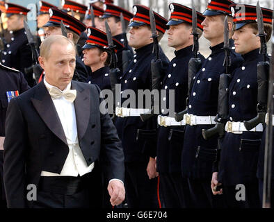 Der russische Präsident Wladimir Putin inspiziert einen Ehrengarden der ehrenwerten Artillerie-Gesellschaft im Londoner Guildhall, an dem der Präsident und seine Frau, Ljudmila, teilnehmen, einem Bankett, das vom Oberbürgermeister von London veranstaltet wird. Stockfoto