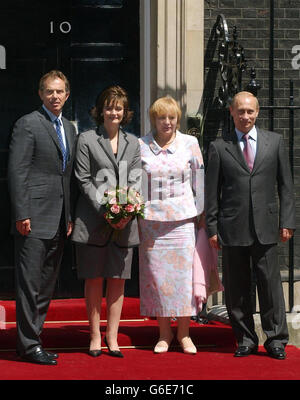 Premierminister Tony Blair und seine Frau Cherie begrüßen den russischen Präsidenten Wladimir Putin, begleitet von seiner Frau Ljudmila Putina, vor der Downing Street 10. Stockfoto