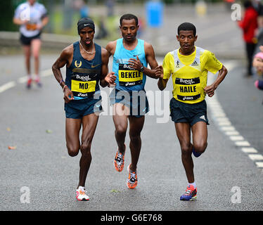 Großbritanniens Mo Farah (links), Äthiopiens Kenenisa Bekele (Mitte) Äthiopiens Haile Gebrselassie des Great North Run 2013 zwischen Newcastle und South Shields. Stockfoto