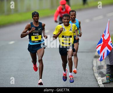 Großbritannien Mo Farah (links), Äthiopien Kenenisa Bekele (hinten rechts) und Äthiopien Haile Gebrselassie der 2013 Great North laufen zwischen Newcastle und South Shields. Stockfoto