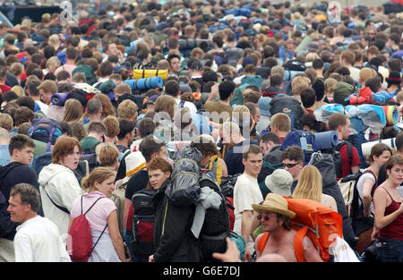 Festivalbesucher kommen zum Beginn des Glastonbury-Festivals in Worthy Farm, Somerset, an. Stockfoto