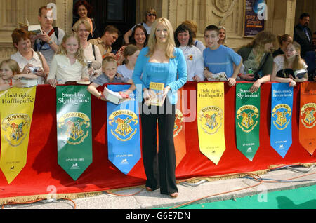 JK Rowling bei ihrer Ankunft in der Royal Albert Hall in London, für eine besondere Veranstaltung, wo sie Auszüge aus dem neuen Buch, Harry Potter und der Orden des Phönix, lesen wird, das Rekorde brach, als es letzte Woche zum Verkauf ging. * die Autorin wird auch Fragen zu ihrer Entstehung beantworten und auf der Bühne mit Moderator Stephen Fry chatten. Stockfoto