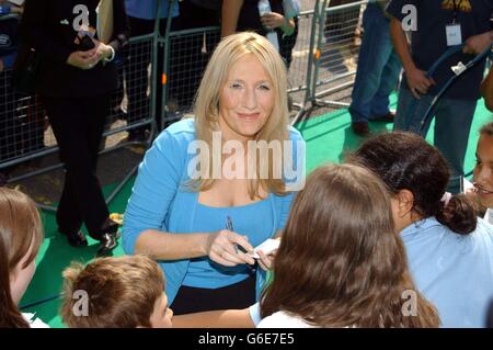 JK Rowling signiert Autogramme für Fans, als sie in der Royal Albert Hall in London für eine besondere Veranstaltung eintrifft, wo sie Auszüge aus ihrem neuen Buch Harry Potter und der Orden des Phönix vorlesen wird, das mit dem Verkauf letzte Woche Rekorde gebrochen hat. * die Autorin wird auch Fragen zu ihrer Entstehung beantworten und auf der Bühne mit dem Moderator Stephen Fry chatten. Stockfoto