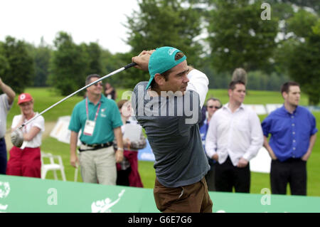 Dubliner und Hollywood-Star Colin Farrell trifft einen Golfball für TV-Kameras während eines Besuchs des 9-Loch-Stroke-Spiels der Special Olympics, auf Elm Green Municipal Golf Course, Dublin, Republik Irland. *..an den Spielen nehmen 7,000 Athleten Teil, die 150 internationale Delegationen vertreten, die an den Spielen teilnehmen, die am Sonntag, den 29. Juni 2003 enden. Stockfoto