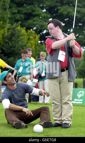 Colin Farrell, Dubliner und Hollywood-Star, teilt vor seiner Runde bei den Special Olympics 9 Hole Stroke Play auf dem städtischen Golfplatz Elm Green, Dublin, Irland, einen Witz mit dem irischen Golfer Mattie Brennan. *..an den Spielen nehmen 7,000 Athleten Teil, die 150 internationale Delegationen vertreten und an den Spielen teilnehmen, die am Sonntag, den 29. Juni 2003, enden. Stockfoto