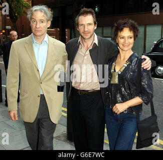 Die Schauspieler Ralph Fiennes (C), Evas Annis (R) und Kevin Kline kamen im Odeon Covent Garden in London für den britischen Charity-Film Preniere von Hoover Street Revival an. Stockfoto