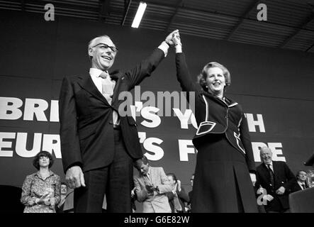 Die Premierministerin Margaret Thatcher und ihr Mann Denis würdeten den Applaus eines 2000-köpfigen Publikums im National Exhibition Centre in Birmingham, als sie an einer Kundgebung der Jungen Konservativen „Jugend für Europa“ teilnahmen. Stockfoto