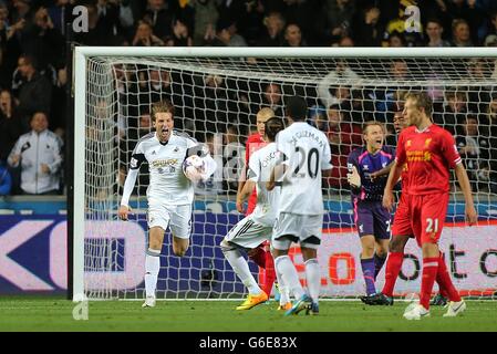 Fußball - Barclays Premier League - Swansea City / Liverpool - Liberty Stadium. Miguel Michu (links) von Swansea City feiert das zweite Tor des Spiels Stockfoto